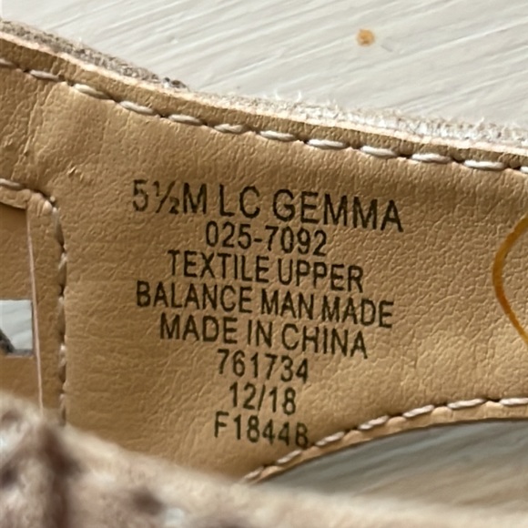 Liz Claiborne refined, comfort, stacked heel, open weave sandals 5.5 - Picture 6 of 9